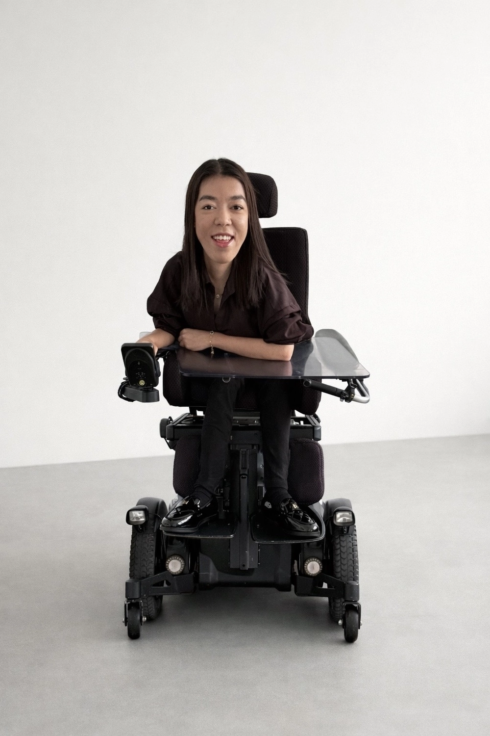 Hadzsi GbR - Assistenzdienstleistungen - Behinderte Frau sitzt auf einem Elektrorollstuhl